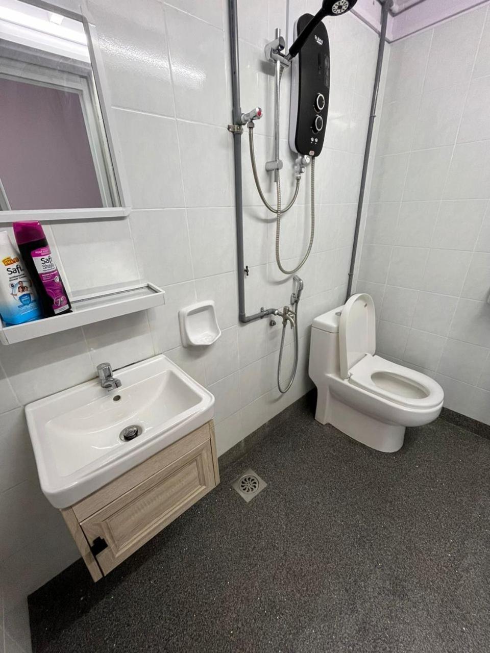Mersingfirstfloor丰盛港二楼民宿 Buitenkant foto